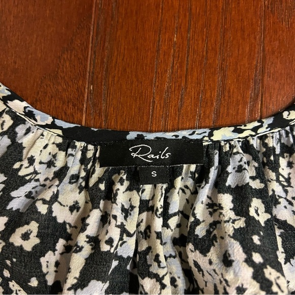 $198 Rails Indi Top Midnight Meadow Floral blue floral size Small Vneck - Picture 10 of 14